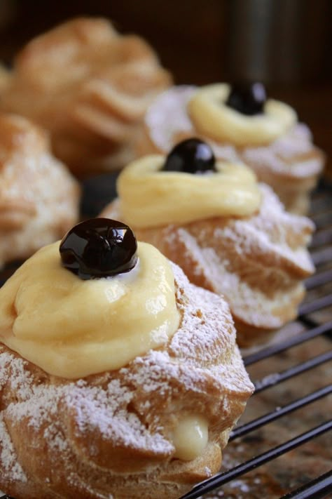 row of zeppole di San Giuseppe St Joseph Pastry, Zeppoli Recipe, Zeppole Recipe, Filled Pastries, Italian Sweets, Cake Pumpkin, Swiss Rolls, Dessert Summer, Cookies Wedding