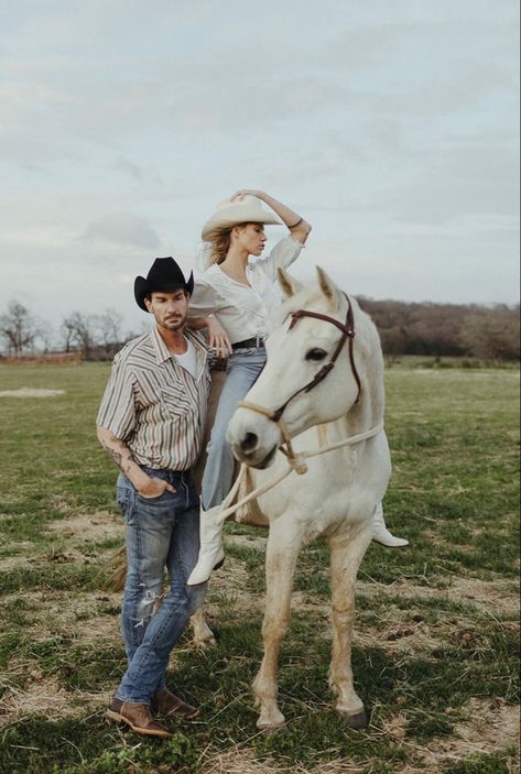 Couple Horse Photography, Horse Engagement Photos, Horses Photoshoot, Aesthetic Couple Poses, Best Photo Ideas, Western Couple Photoshoot, Western Engagement Photos, Western Shoot, Western Couples