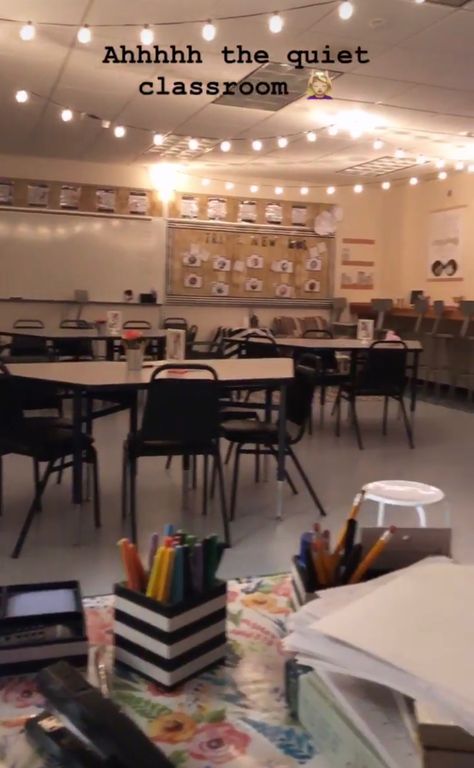 Black Elementary School Teacher, Classroom Decoration Ideas Highschool, Highschool Teacher Aesthetic, Class Decoration Ideas Highschool, Cute Classroom Ideas Highschool, Highschool Class Decor, Highschool Aesthetic Classroom, High School Classroom Design, Highschool Classroom Decor