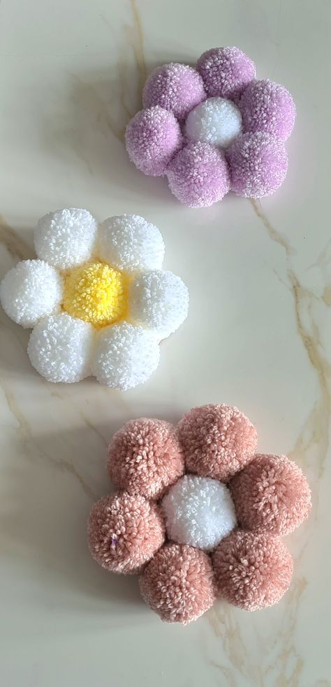 Pompom daisy, wall hanging, shelf decoration, baby shower, new baby, home decor £12.50 Things To Do With Pom Poms, Nurture Activities, Pompom Daisy, Pom Pom Christmas Wreath, Pom Daisy, Pompom Flowers, Pompom Crafts, Handmade Room Decor, Ornamental Flower