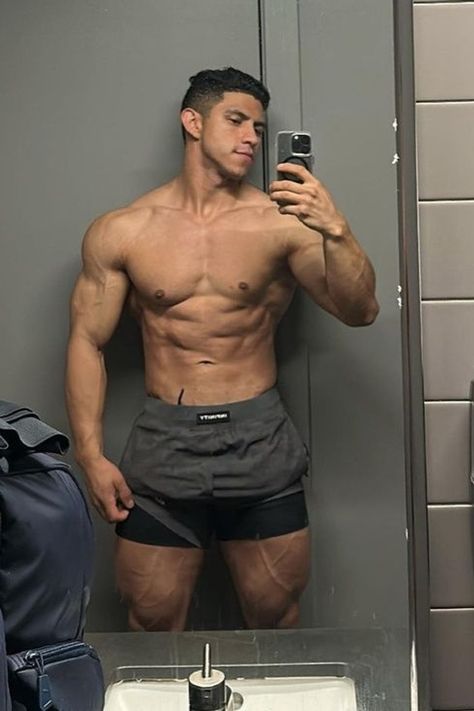 Photo by Ricardo Orozco on October 14, 2023. May be a selfie of 1 person, biceps and body building. Goal Physique, Poses Gym, Men Reference, Ideal Male Body, Fit Guys, Gym Goals, Men Workout, Gym Guys, Usa Pride