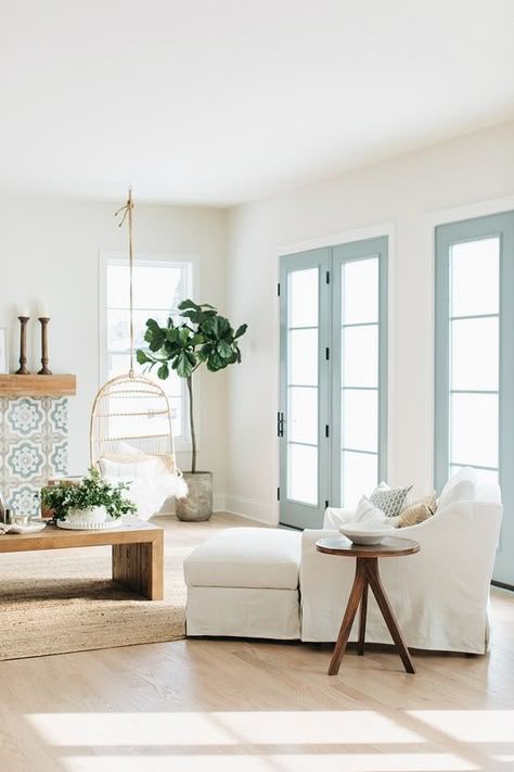 White Slipcovered Chair, Benjamin Moore Paint Colors, Modern Coastal Decor, Interior Design Minimalist, Home Bunch, Interior Design Per La Casa, Interior Vintage, Benjamin Moore Paint, Coastal Farmhouse