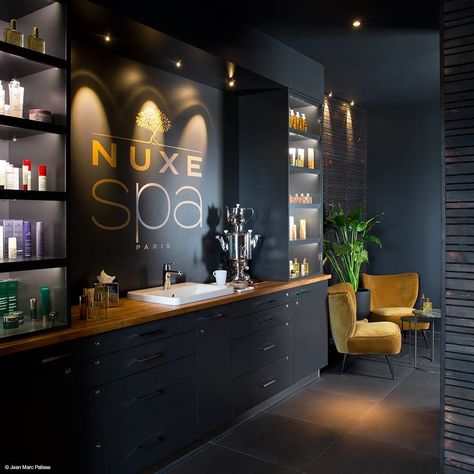 Black Spa Room Interior Design, Black And White Spa Decor, Black And Gold Spa Decor, Black Waiting Room, Dark Spa Room Ideas, Dark Moody Salon Suite, Dark Facial Room, Black Med Spa Aesthetic, Black Wall Salon