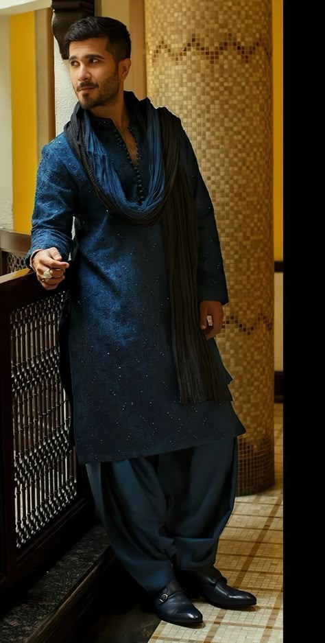 Mehndi Dressing For Men, Royal Kurta Men, Shahrukh Khan Pathani Salwar, Mehndi Boys Dressing, Mens Kurta Designs Style Indian Weddings, Mehndi Kurta For Men, Mehndi Outfit For Men, Kurta With Dupatta Men, Pakistani Groom Outfits For Men