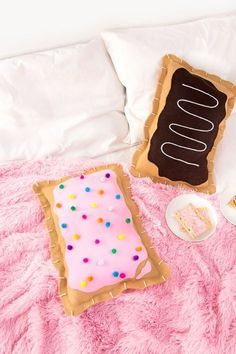 Glue together felt to make these DIY Pop Tarts pillows, then sprinkle away with *all* the pom poms. Sewing Pillows Decorative, Teen Projects, Teens Bedroom, Food Pillows, Fabulous Diy, Sewing Pillows, Diy Home Decor Bedroom, Sewing Projects For Kids, Easy Sewing Patterns