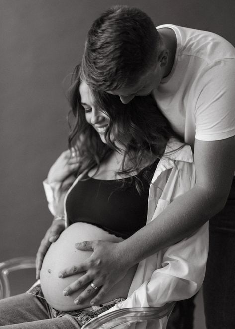 Couple Maternity Photography Ideas, Pregnancy Photos At Home, Couple Pregnancy Pictures, Photography Pregnant, Maternity Studio Photoshoot, Shooting Couple, Pregnancy Photos Couples, Shooting Studio, Maternity Photography Studio