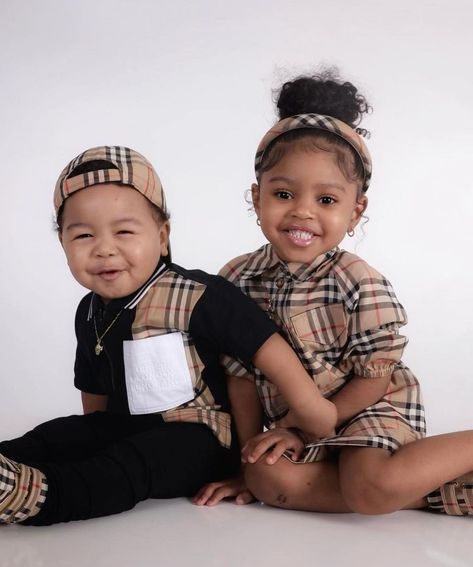 𝐁𝐀𝐁𝐘𝐏𝐎𝐖𝐄𝐑𝐆𝐑𝐀𝐌 👑 on Instagram: “They are adorable 🥰🥰🥰 - #siblings >𝑳𝒆𝒂𝒗𝒆 𝒂 „📍“ if 𝒚𝒐𝒖 𝒄𝒐𝒎𝒆 𝒇𝒓𝒐𝒎 𝒆𝒙𝒑𝒍𝒐𝒓𝒆!< @cynias.world featured on #babypowergram 👑 - - - For a feature:…” Black Twin Babies, Twin Baby Boys, Twin Toddlers, Cute Mixed Babies, Cute Black Babies, Beautiful Black Babies, Asian Babies