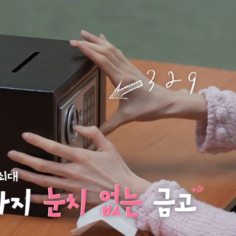 Pretty Hands Korean, Long Hands Fingers, Pretty Female Hands, Wonyoung Hands, Pretty Hands Aesthetic, Kpop Hands, Makeup Aesthetic Wallpaper, Feminine Hands, Cute Hands