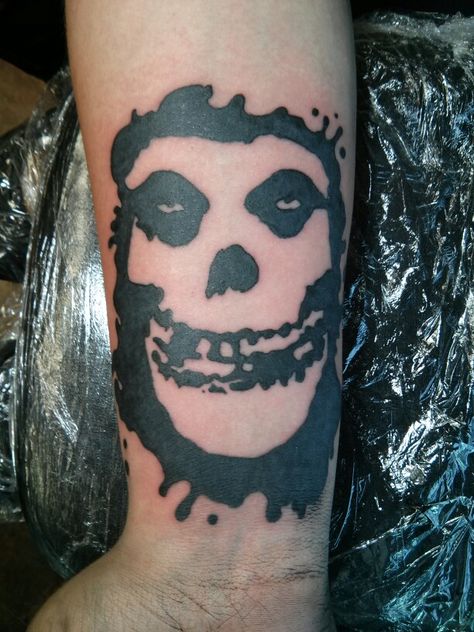 Misfit tattoo Maggot Tattoo, The Misfits Tattoo, Misfit Tattoo, Misfits Logo Tattoo, Misfits Band Logo, Misfits Tattoo, Misfits Tshirt, Misfits Shirt, Dark Art Tattoo