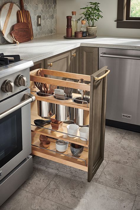 Diamond at Lowes - Organization - Pantry Pull-Out with Knife Block Kitchen Utensil Organization Ideas, Kitchen Cutlery Storage, Small Kitchen Plans, Cupboard Organization, Dry Kitchen, Pull Out Cabinet, Organization Pantry, Kitchen Utensil Organization, Condo Remodel