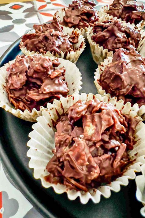 Chocolate Potato Chip Clusters are an easy treat for any occasion. Potato Chip Chocolate Clusters, Potato Chip Clusters, Candy Molds Recipes, Chocolate Potato Chips, Chocolate Covered Potato Chips, Chocolate Clusters, Potato Chip Recipes, Potato Chip Cookies, Holiday Desserts Table