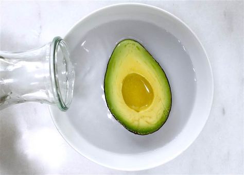 How To Cut Avocado, Avocado Green, Food Help, Fresh Green, Avocado Egg, Feel Better, Food Hacks, Avocado, Healthy Eating