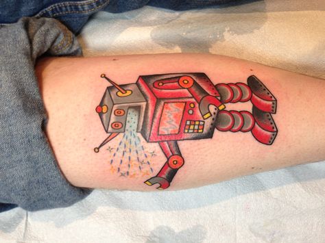 Robot! Traditional Robot Tattoo, Robot Tattoo, Tato Tradisional, Latest Tattoo Design, Monster Tattoo, Ankle Tattoo Designs, Latest Tattoos, Traditional Tattoo Design, Traditional Tattoo Art