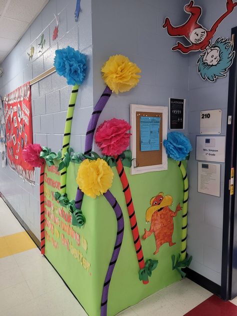 Dr Suess Door Decorations Schools, Dr Suess Door Ideas, Dr Suess Bulletin Board Ideas, Dr Suess Door Decorations, Dr Seuss Bulletin Board Ideas, Dr Seuss Classroom Door Decorations, Doctor Suess Classroom, Dr Seuss Classroom Theme, Dr Seuss Classroom Door