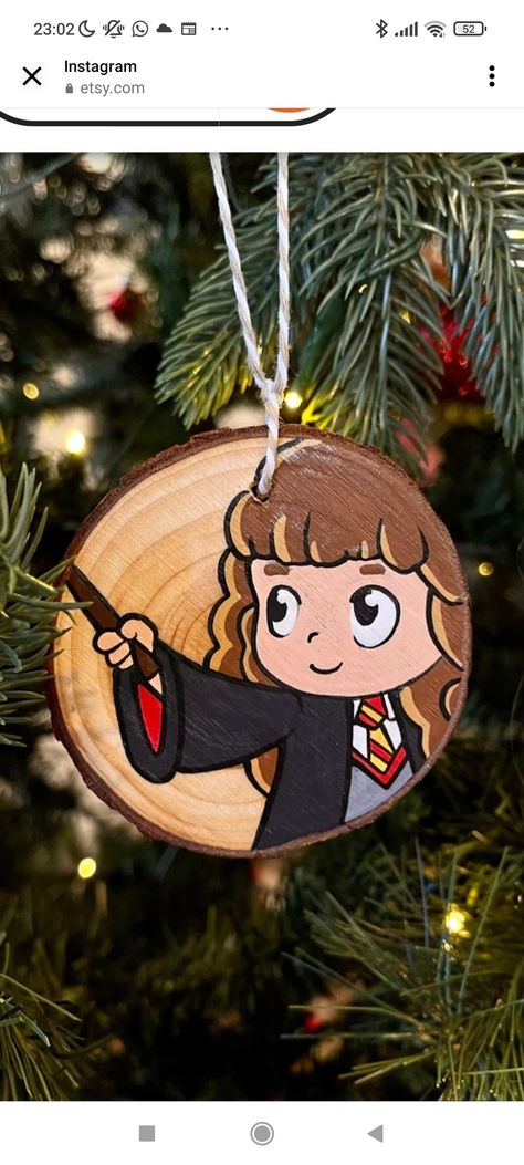 Harry Potter Wood Ornaments, Harry Potter Christmas Tree Ornaments, Harry Potter Ornaments Diy, Diy Harry Potter Christmas Ornaments, Harry Potter Christmas Tree Ideas, Diy Disney Ornaments, Diy Harry Potter Ornaments, Disney Ornaments Diy, Painted Wood Ornaments