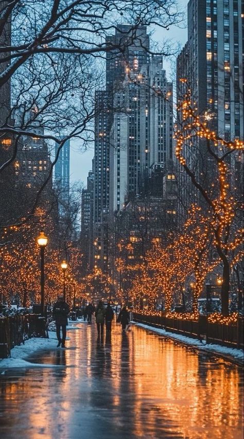 Christmas Backgrounds New York, New York Christmas Photography, New York Neige, Nyc New Years Eve Aesthetic, Christmas In Nyc Wallpaper, Ny Christmas Aesthetic, New York Christmas Aesthetic Wallpaper, Winter In New York Wallpaper, Christmas City Wallpaper