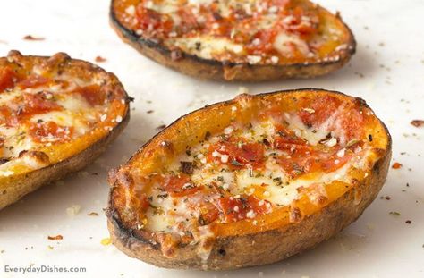 Pizza Potato Skins Recipe Potato Meals, Potato Skins Recipe, Potatoe Skins Recipe, Awesome Appetizers, Healthy Superbowl Snacks, Cheesy Pizza, Christmas Meal, Diy Dish, Potato Skin