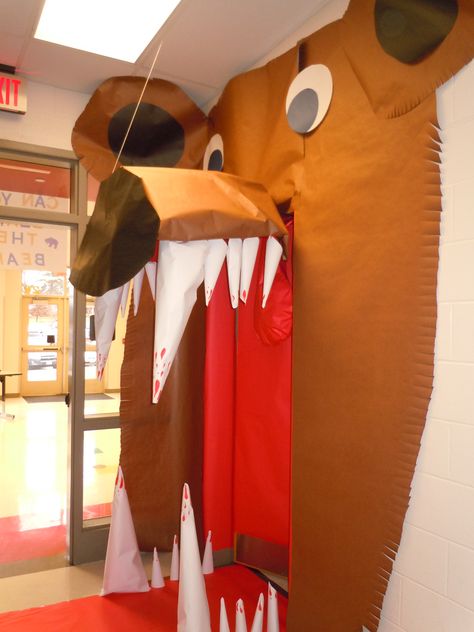 Would be SO COOL for homecoming decorating. You could change the animal depending on the theme, too! Homecoming Week Decorations, Homecoming Hallway Ideas, Homecoming Door Ideas, Homecoming Hallway Themes, Homecoming Door Decorations, Homecoming Hallways, School Spirit Crafts, Homecoming Decorations, Homecoming Spirit Week