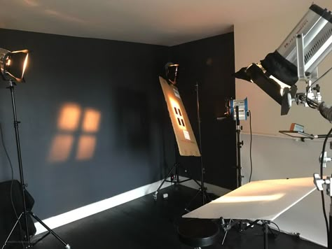 Diy Studio Lighting Photography, Continuous Lighting Photography Setup, Studio Light Photography, Continuous Lighting Photography, Diy Home Photography Studio, Home Studio Setup Photography, Studio Set Design Photography, Photography Studio At Home, Photo Studio Diy