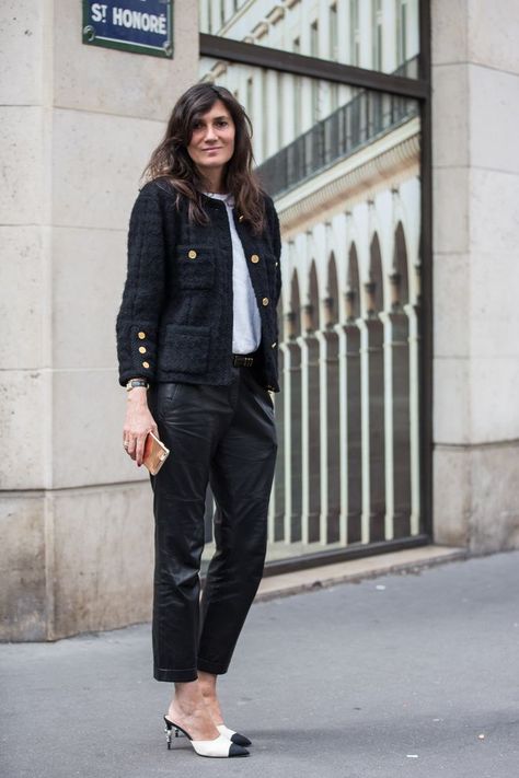 Emmanuel Alt, Emmanuelle Alt Style, Chanel Street Style, Chanel Blazer, Black Spirit, Chanel Style Jacket, Paris Vogue, Emmanuelle Alt, Woman In Black