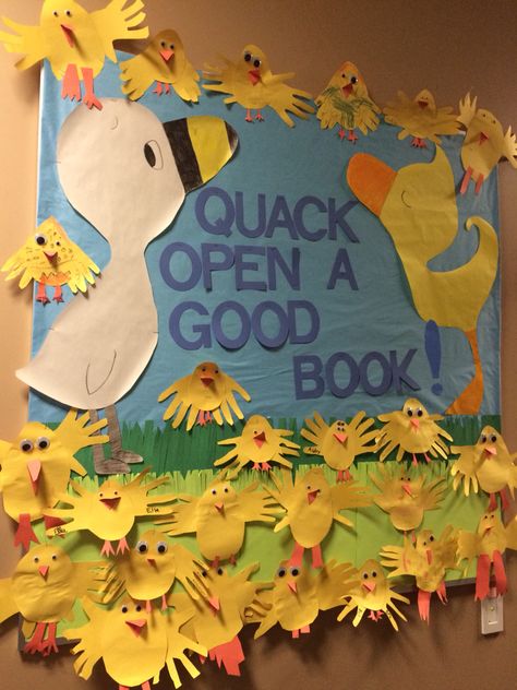 Quack open a good book bulletin board. Kids draw and egg shape and trace two of their hands to create their ducks. Inspired by duck and goose books by tad hills. Duckling Bulletin Board, Duck Classroom Door Ideas, Quack Quack Welcome Back Bulletin Board, Duck Themed Classroom, Duck Bulletin Board Ideas, Duck Bulletin Board, Classroom Reward Chart, Adventure Classroom, Spring Displays