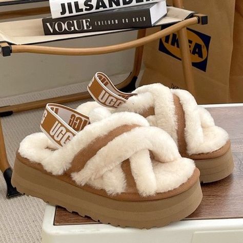 Ugg Sandals Outfit Ideas, Summer Uggs, Cute Uggs, Fluffy Shoes, Ugg Sandals, Pretty Sandals, Wool Shoes, Trendy Shoes Sneakers, Pretty Shoes Sneakers