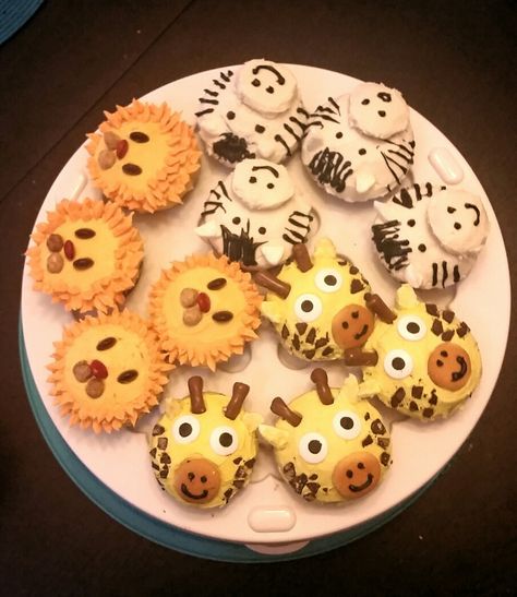 Giraffe Cupcakes Ideas, Giraffe Desserts, Cupcake Animals, Zoo Cupcakes, Zoo Animal Cupcakes, Yellow Frosting, Giraffe Cupcakes, Zebra Cupcakes, Jungle Cakes