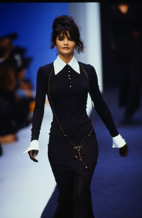 Karl Lagerfeld Fashion, Michael Hutchence, 90s Runway, 90s Runway Fashion, Helena Christensen, Vintage Couture, Beauty And Fashion, 가을 패션, Classic Outfits