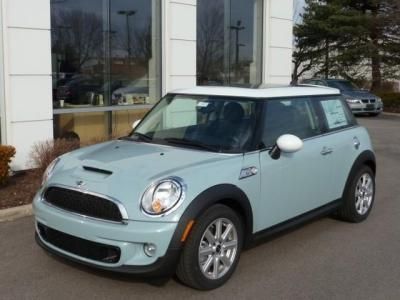 Ice blue mini cooper..Love it so much Small Cute Cars For Women, Starter Cars, Vw Beetle Custom, Blue Mini Cooper, Blue Car Accessories, Cars Accessories, Mini Copper, First Cars, Mini Coopers