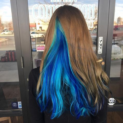 A new season is here, and so comes another amazing spring hair trend. Introducing geode hair, a style inspired by geodes which is currently taking over Instagram. Hidden Hair Color, Peekaboo Hair Colors, 2017 Hair Trends, Underlights Hair, Peekaboo Hair, Hair Color Blue, Hair Inspiration Color, Colorful Hair, Mermaid Hair