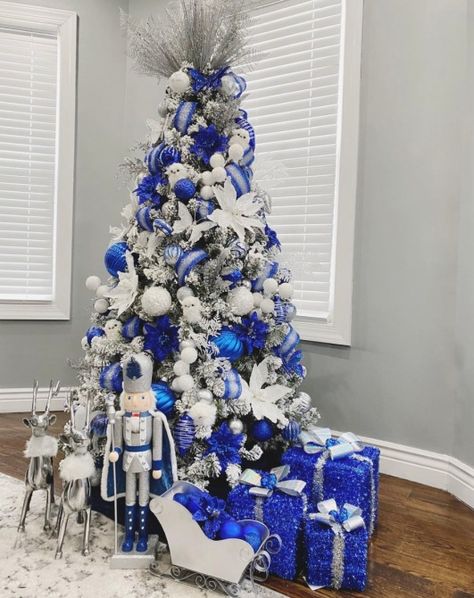 Blue Christmas Tree Decorations, Christmas Tree Inspo, Blue Christmas Decor, Diy Christmas Tree Topper, Christmas Tree Decorating Themes, Blue Christmas Tree, Christmas Homescreen, Christmas Blue, Pencil Christmas Tree