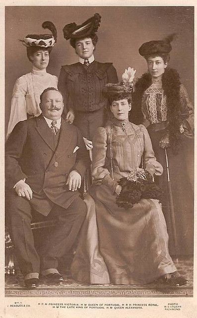 Royal Meeting King and Queen of Portugal with Queen of Britain and her daughters Portuguese Royal Family, History Of Portugal, Princess Alexandra Of Denmark, Alexandra Of Denmark, Princess Louise, Queen Alexandra, Portuguese Culture, Princess Alexandra, European Royalty