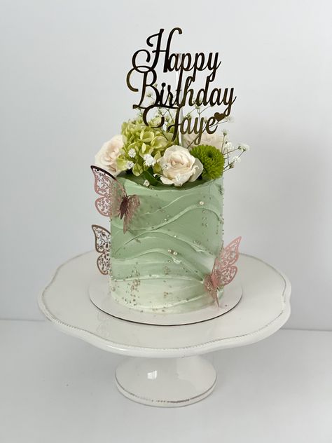 Green cake with a wavy texture finish. Butterflies on the side of the cake. On top there are fresh florals and a gold cake topper that reads “Happy Birthday Faye”. Debut Cake 18th Elegant, Debut Cake 18th, Butterfly Cake Birthday, 70th Birthday Cake Ideas, Birthday Cake Floral, Debut Cake, Cake Butterfly, Green Birthday Cakes, Wave Cake