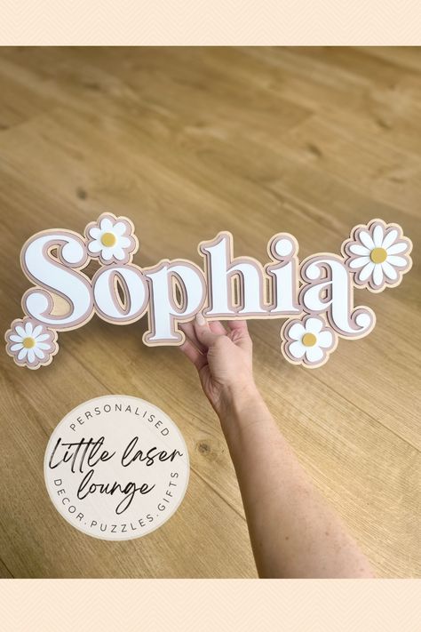 Kids Door Name Signs, Cute Name Signs, Daisy Room Decor Ideas, Daisy Name Sign, Cricut Name Signs, Name Signs Diy Wooden, Daisy Themed Nursery, Theme Playroom, Nursery Door Sign