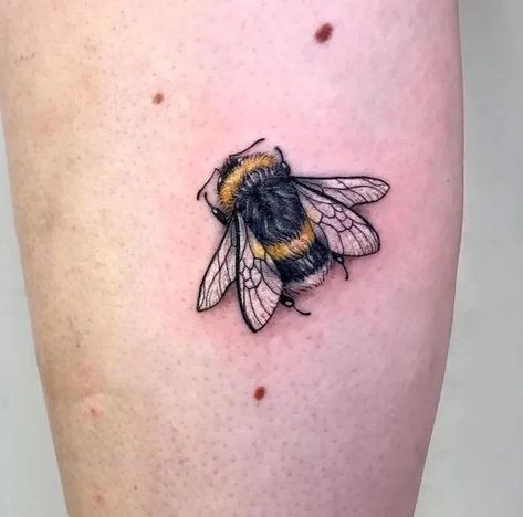 Bumble Bee Tattoo Color, Bumble Bee Tattoo Meaning, Fluffy Bee Tattoo, Tatoos About Mental Health, Bee Drawing Tattoo, Flying Bee Tattoo, Bumble Bee Tattoos, Small Bumble Bee Tattoo, Cute Bee Tattoo