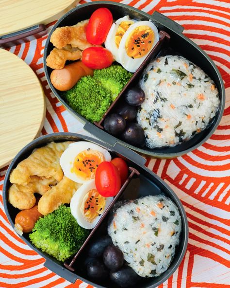 Egg Broccoli, Tempura Chicken, Wakame Seaweed, Japanese Bento, Black Grapes, Bento Boxes, Rice Balls, Boiled Egg, Brown And Green