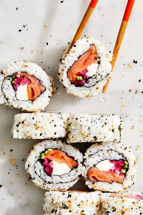 Diy California Roll Sushi, Make At Home Sushi, Sushi Rolls Recipes Homemade, Home Sushi Rolls, Sushi Diy Easy, Sushi Recipes Crunchy Roll, Diy Sushi Recipes, Yummy Sushi Recipes, Best Sushi Rice Recipe