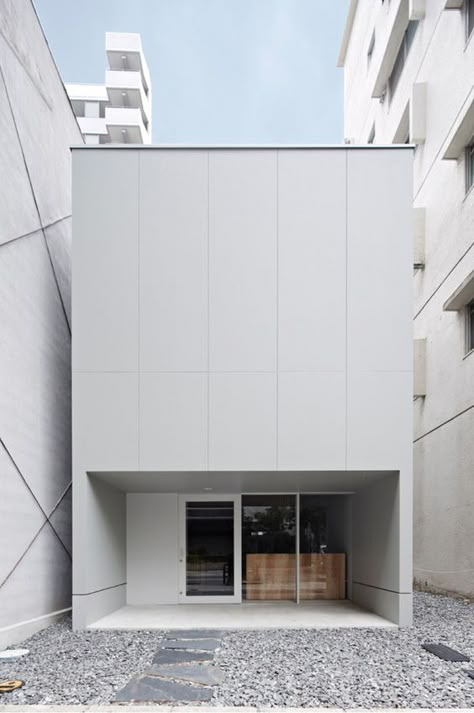 Mini Loft, Minimal Architecture, Narrow House, White Building, Space Architecture, Architecture Office, Minimalist Architecture, Japanese Architecture, Architecture Exterior