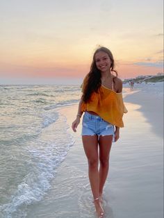 Hawaii Athletic Outfits, Casual Summer Beach Outfits, Beach Aesthetic Fits, Summer Outfits For Brunettes, Cali Girl Outfits, Jean Beach Outfit, Beach Outfit Inspo Summer Vacation, Flowy Beach Outfits, Florida Girl Aesthetic Outfits