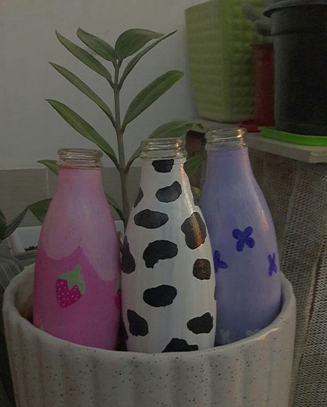 Aesthetic Glass Bottle Art, Bottle Painting Ideas Aesthetic, Painted Jars Aesthetic, Aesthetic Bottle Painting, Aesthetic Bottle Art, Jar Painting Ideas Cute, Jar Painting, Glass Bottle Diy, Diy Glass Bottle Crafts