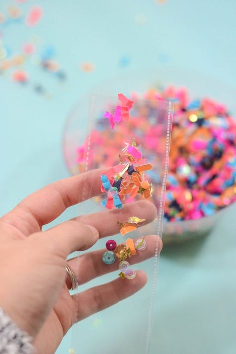 DIY Confetti Shaker Bookmarks - The Confetti Bar Confetti Bookmarks, Shaker Bookmarks, Bookmarks Diy Kids, Fun Crafts For Teens, Homemade Bookmarks, Confetti Bars, Bookmark Crochet, Diy Confetti, Bookmarks Kids