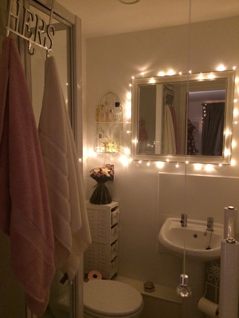 Small en suite bathroom with fairy lights Cute Bathrooms Apartment, Bathroom Inspo Decoration, Bathroom Small Aesthetic, Bathroom Ideas Small Aesthetic, Small Apartment Aesthetic Bathroom, Bathroom Inspiration Aesthetic, Aesthetic Bathroom Lights, Pink Bathroom Ideas Aesthetic, En Suite Decor Ideas