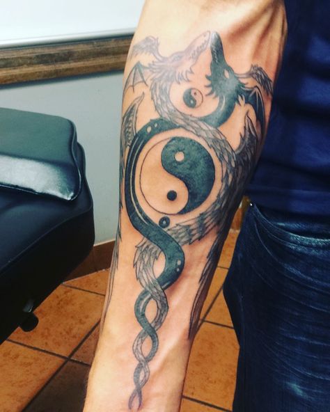 Ying Yang Tattoos Men, Yin Yang Half Sleeve Tattoo, Ying Yang Arm Tattoo, Yin Yang Forearm Tattoo, Yin Yang Arm Tattoo, Yin Yang Tattoo Men, Yen Yang Tattoo Ideas, Yin Yang Dragon Tattoo, Dragon Yin Yang Tattoo