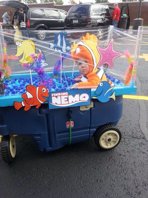 Halloween Costume "Finding Nemo" More Halloween Wonderfold Wagon, Finding Nemo Trunk Or Treat Ideas, Baby Boy Halloween Costumes, Wagon Halloween Costumes, Mickey Mouse Halloween Costume, Funny Baby Costumes, Family Themed Halloween Costumes, First Halloween Costumes