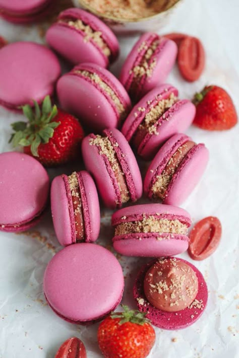 strawberry cheesecake macarons Macaron Food Truck, Fatcarons Recipe, Strawberry Cheesecake Macarons, Gourmet Macarons, Best Macaron Recipe, Macaron Filling, Macaron Flavors, Macaron Cookies, Macaroon Recipes