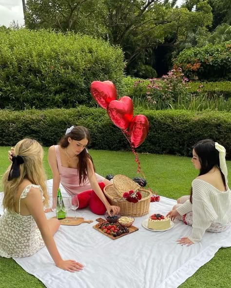 Picnic Date Food, Picnic Photo Shoot, Picnic Pictures, Valentines Galentines, Picnic Birthday Party, Valentine Photo Shoot, Bug Boy, Cute Birthday Ideas, Picnic Decorations