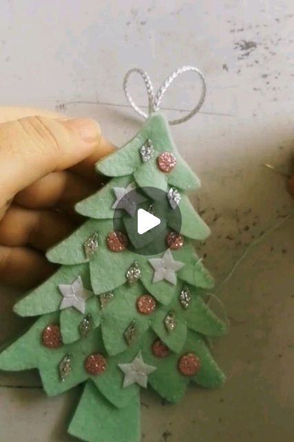 Felt Scraps, Christmas Fair Ideas, Diy Felt Christmas Ornaments, Diy Felt Christmas Tree, Felt Ornaments Patterns, Wool Felt Projects, Felt Crafts Christmas, Felt Necklace, Felt Crafts Diy