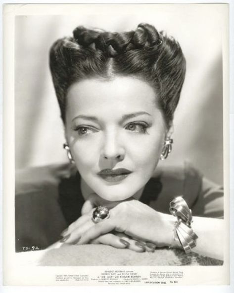 Sylvia Sydney, 1940s Hairstyles Short, Sylvia Sidney, Blonde Wedding Hair, 1940s Photos, Hollywood Jewelry, 1940s Jewelry, Side Bun Hairstyles, Norma Shearer