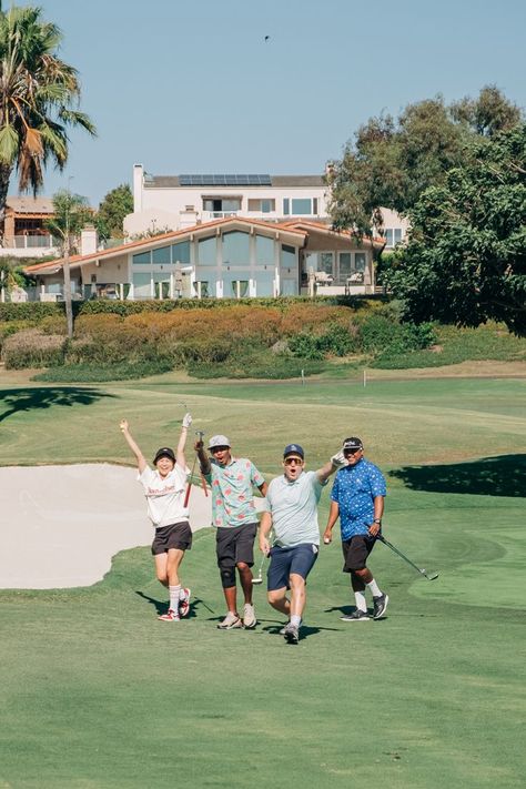 Group Golf Poses Photo Ideas, Golf Team Pictures, Golf Family Aesthetic, High School Golf Team Pictures, Golf Group Photos, Golf Lifestyle Photography, Golf Friends, Golf Photoshoot, Yearbook Photoshoot