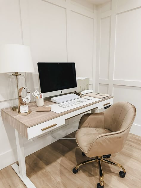 White Desk Setup, Guest Bedroom Home Office, Office Design Trends, Work Office Decor, Cozy Home Office, Office Decorating, Office Guest Room, Guest Room Office, Modern Office Design